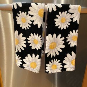 NWOT Set of floral hand towels